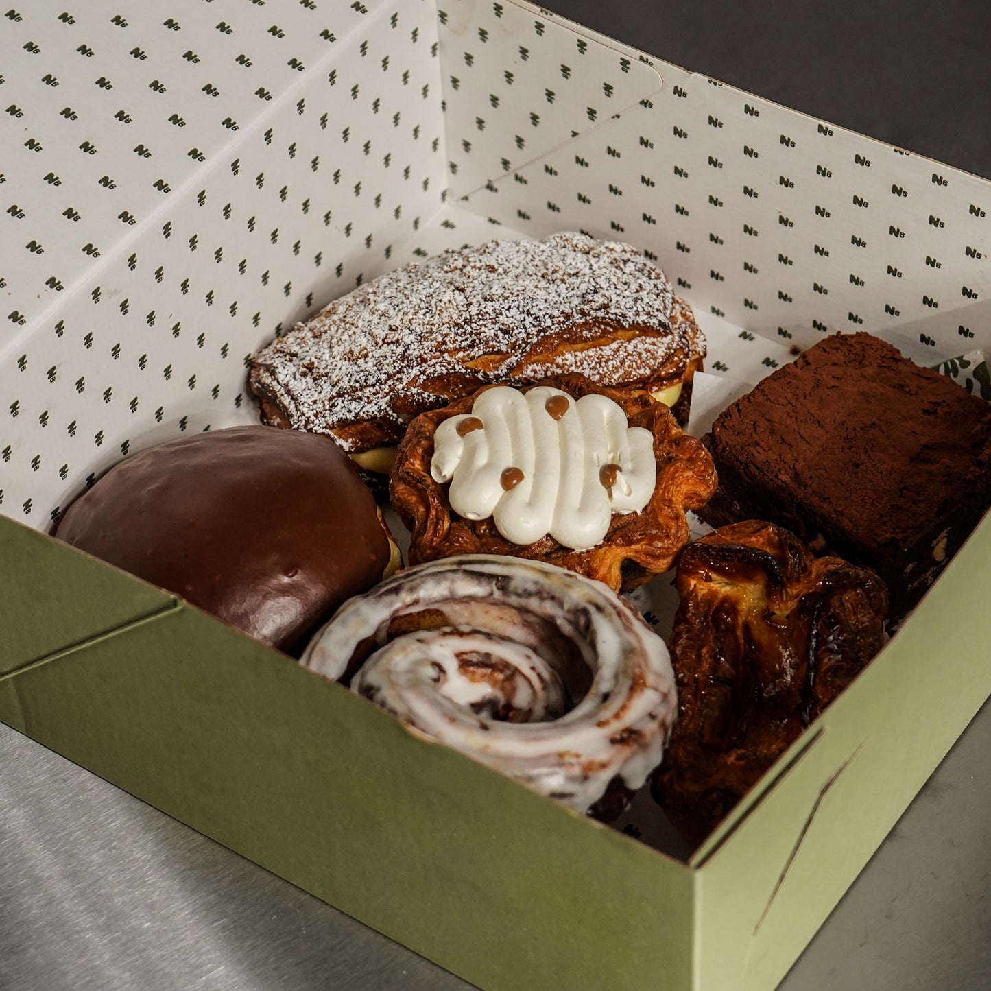 FAVOURITES PASTRY BOX